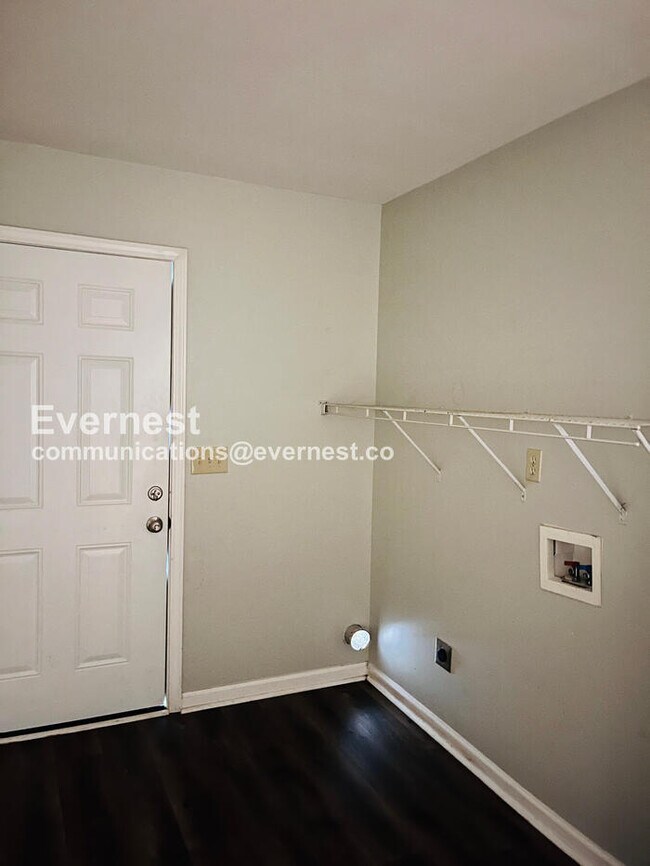 Building Photo - Limited Time Special Offer / 3 Bed, 2 Bath Home with Off-Street Parking / Pet-Friendly / Availabl...