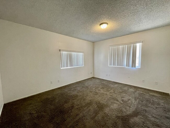 Building Photo - Large yard, 2 bed 1 bath home