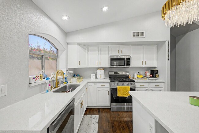 Building Photo - 6406 W Escuda Rd