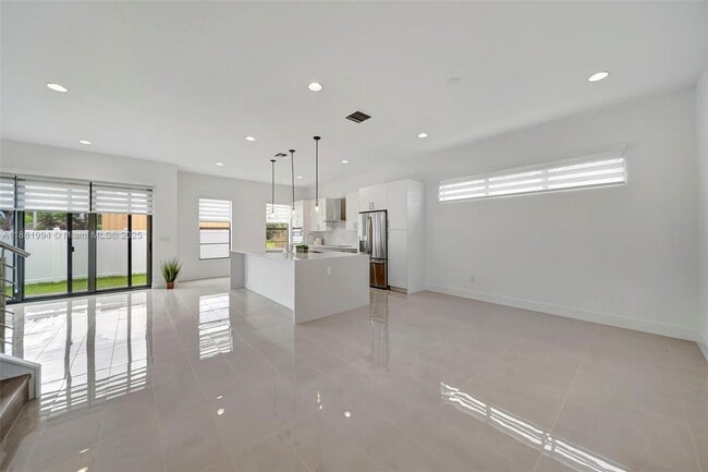 Building Photo - 1454 NW 23rd Ave
