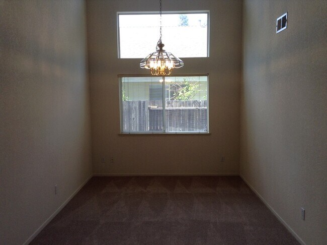 Building Photo - Beautiful 5 bedroom 3 bath home located in Antelope!