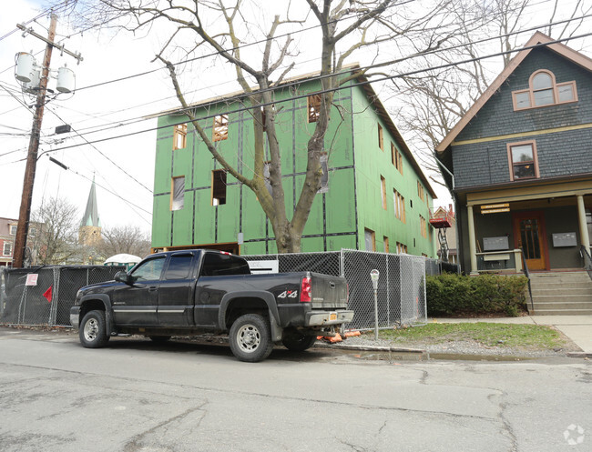 Building Photo - 107 S Albany St