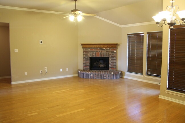 Building Photo - 191 Aster Dr