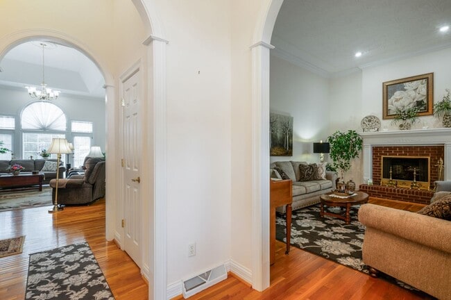 Building Photo - Executive Rental