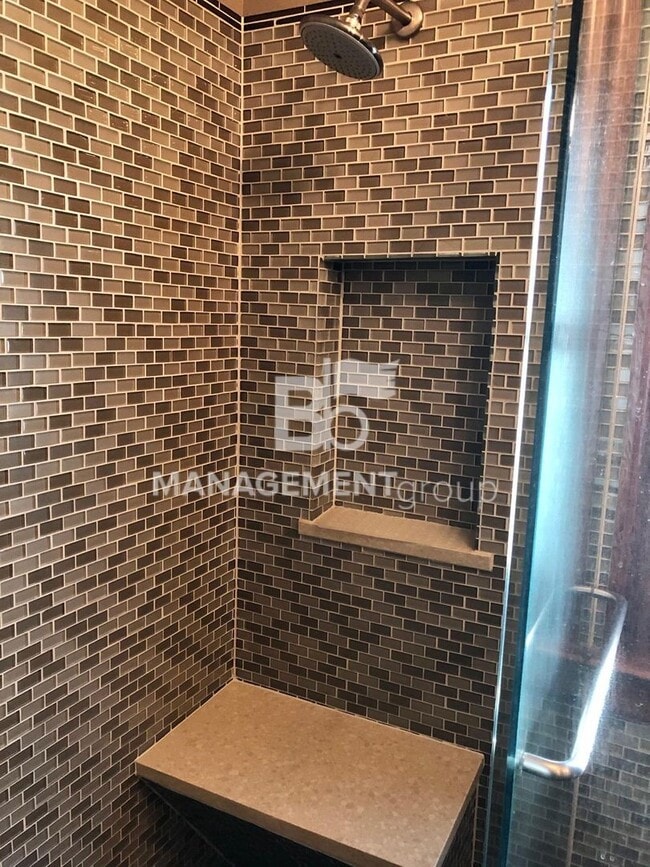 Building Photo - Close-In NE Portland Victorian Offers  Perfect Blend of  Old Charm with Newer Amenities. Lush Pri...