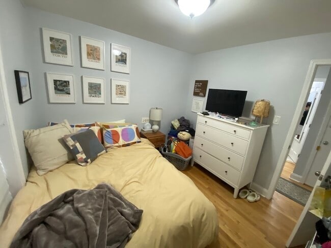 Building Photo - 347 W Dickens Ave