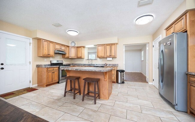 Building Photo - 1155 SE Magnolia Loop
