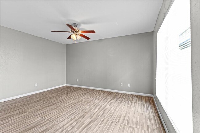 Building Photo - 9090 S Braeswood Blvd