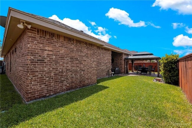 Building Photo - 28 Sycamore Ave