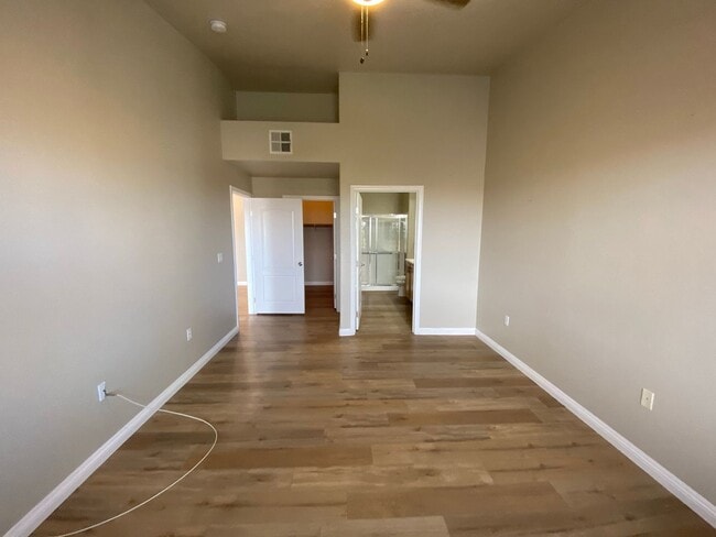 Building Photo - Modern Condo in Gated Community!