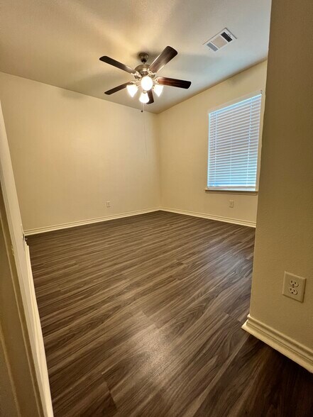 Building Photo - 5628 Humbert Ave