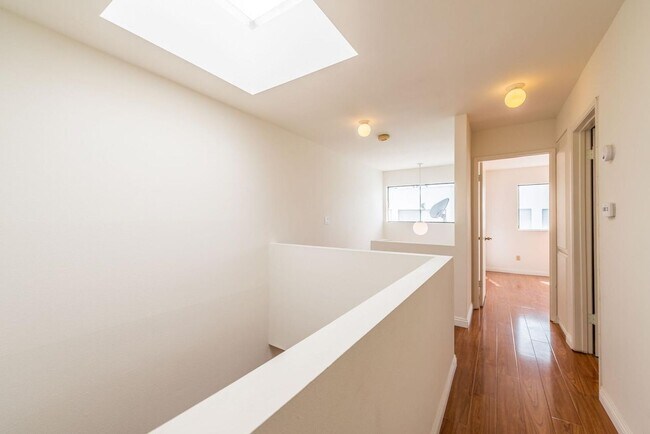 Building Photo - Modern Style 3 Bed / 3 Bath Townhouse + Bonus Room in North Alhambra!