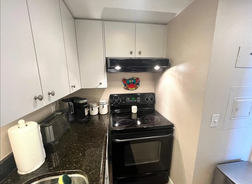 Building Photo - 880 Mandalay Ave