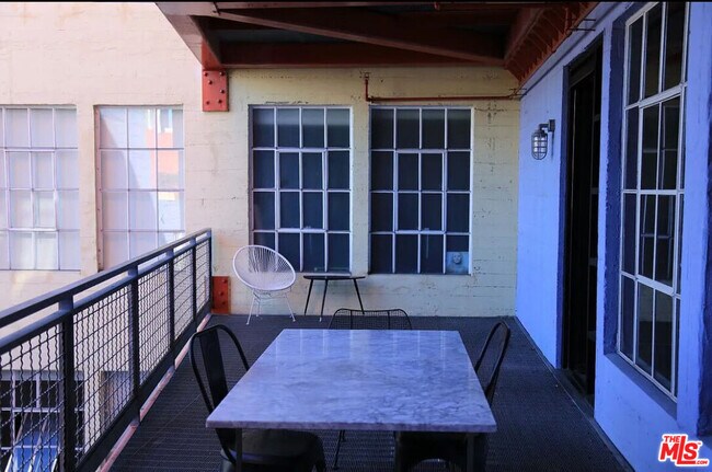 Building Photo - 746 S Los Angeles St