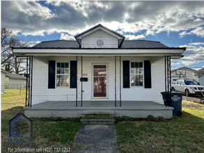 Building Photo - 2BR Kingsport Cottage