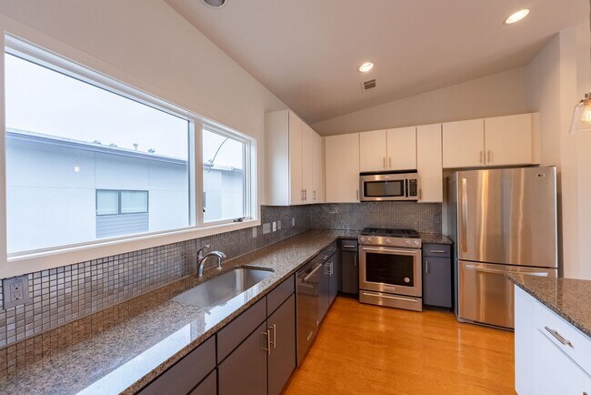 Building Photo - Beautiful South Lamar 2 bed 2 bath Condo!