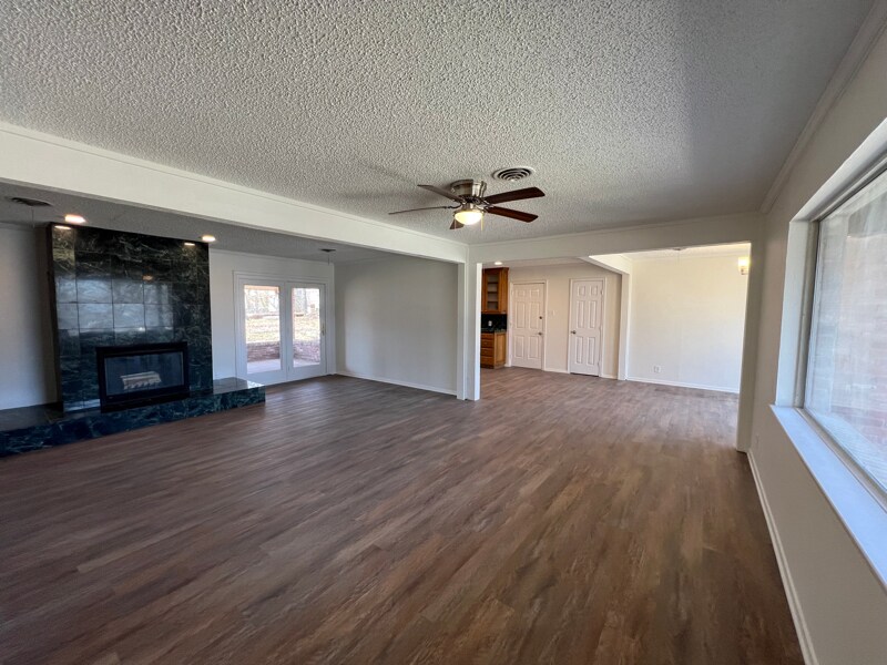 Building Photo - 817 Wade Dr