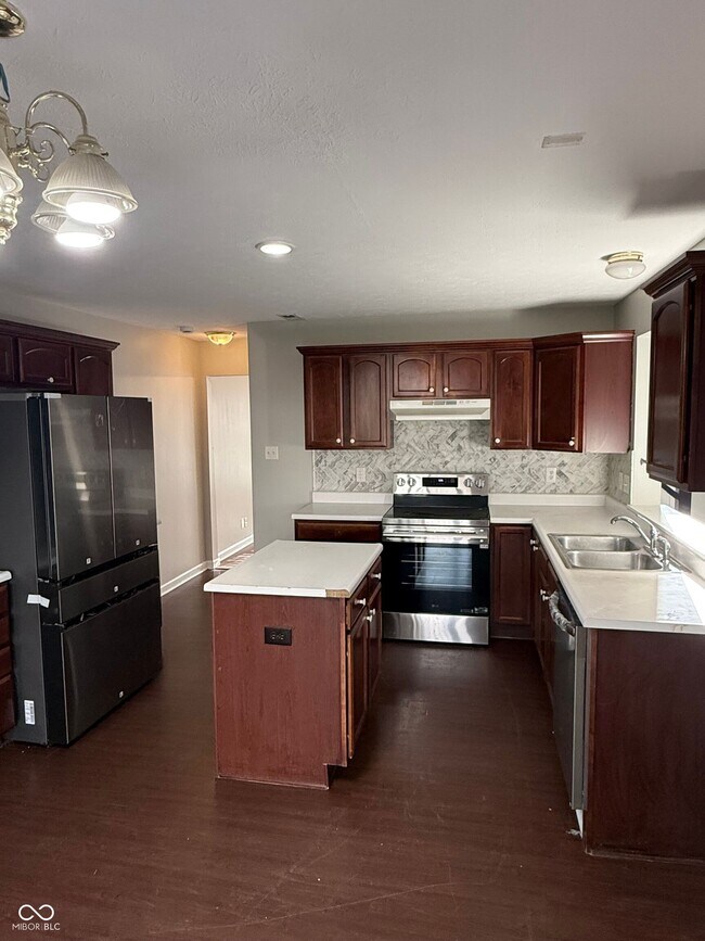 Building Photo - 5512 James Blair Dr