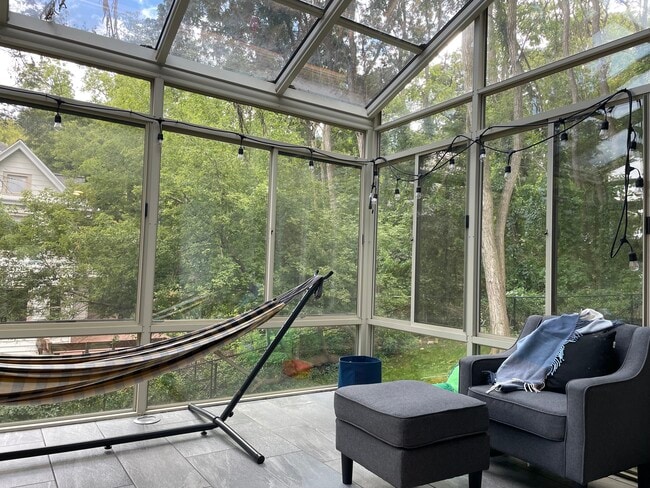 Building Photo - 1721 N High Point Rd