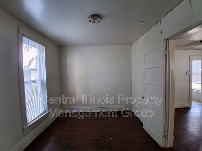 Building Photo - 403 1/2 E. Monroe
