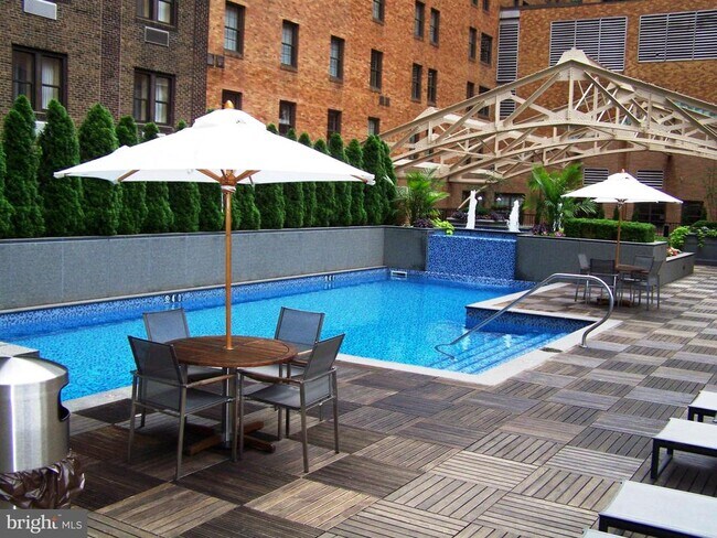 Building Photo - 219 S 18th St