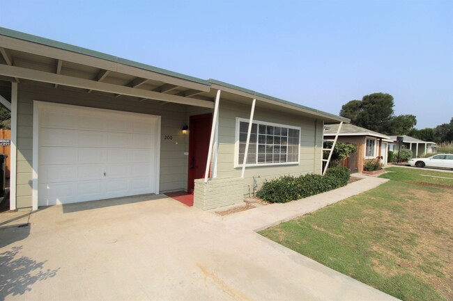 Building Photo - Quaint Santa Paula Home