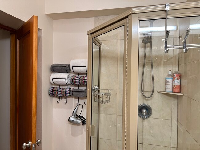 En suite master bath - 1304 Lakeside Ave S