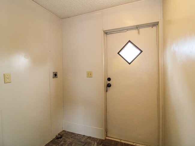 Building Photo - Enjoy peaceful country living near Pulaski...