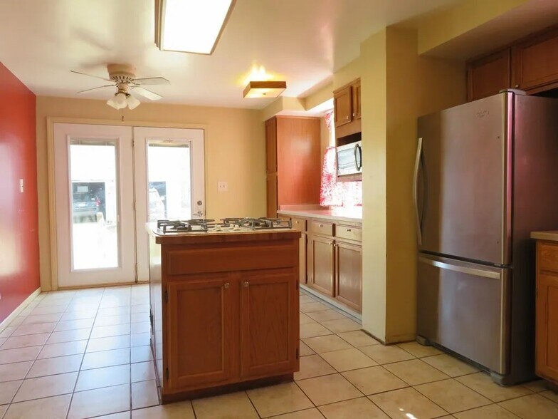 Building Photo - 172 Western Ave