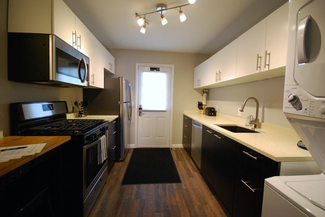 Brookwood Courtyard Condos - Complete Galley Kitchen with Full-Size Appliances - Furnished 2BR/1BA Apts. (NTLY/WKLY/MTHLY)