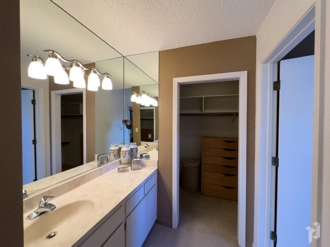 Building Photo - Cal Park Townhome for Rent in Chico CA | 2 Bed, Fenced Yard, Pet Friendly
