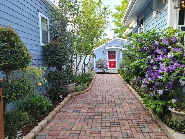 Building Photo - 4010 Laurel St