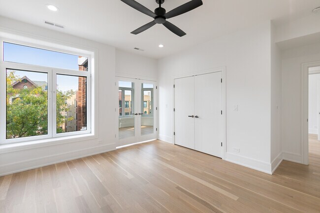 Building Photo - 7729 N Eastlake Terrace