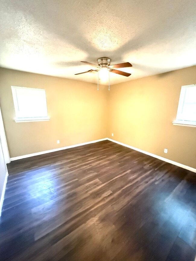 Building Photo - ** 3 bed 1.5 bath located across from Frazer Church ** Call 334-366-9198 to schedule a self tour