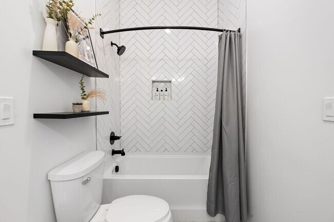 Building Photo - 738 Douglas Ave