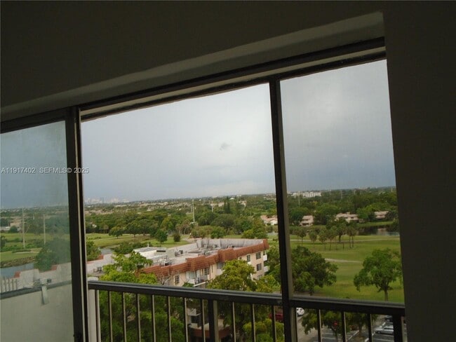 Building Photo - 4174 Inverrary Dr