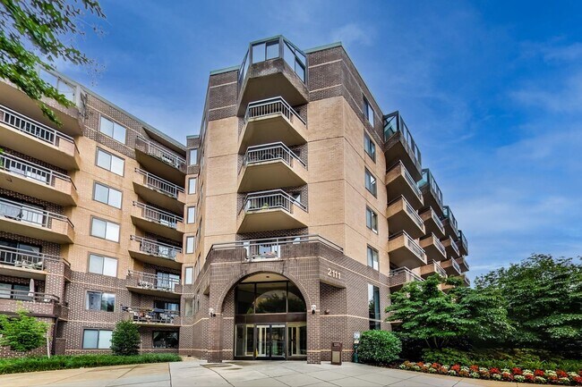 Building Photo - 2-bedroom, 1-bath condo in the sought-afte...