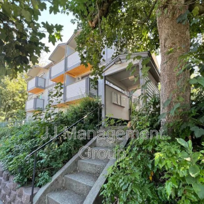 Building Photo - 230 E 7th Ave