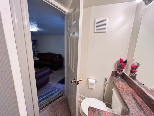 Building Photo - $1,000 OFF FIRST MONTH'S RENT!!!! Cozy 3 BD/2 BATH Single Family Home With 2 Floors Located in Al...