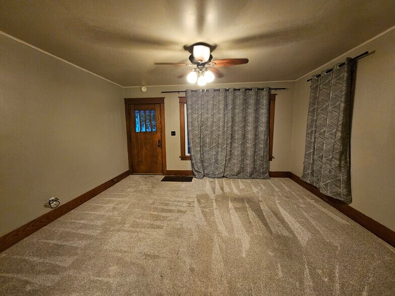 Living room - 816 Aurora Ave