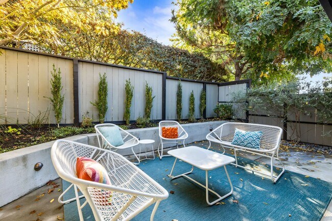 Building Photo - Stylish Condo in Desirable Alta Heights Neighborhood