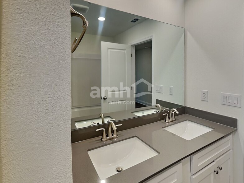 Building Photo - 2508 Feather Crst Dr