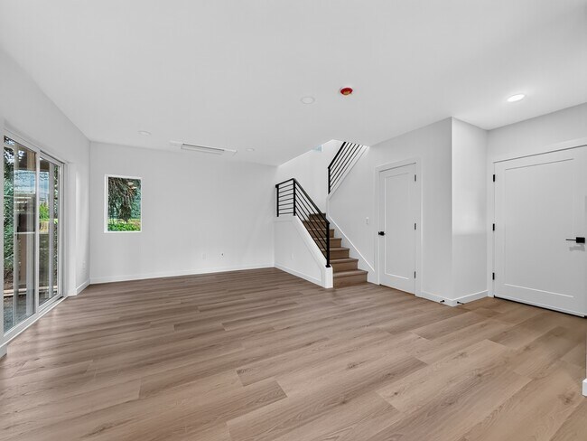 Building Photo - 328 NE 125th St