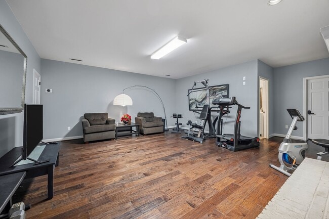 Building Photo - Gorgeous, Fully furnished 3 Bed 3.5 bath h...