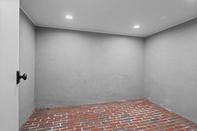 Building Photo - Beautiful 4 Bedroom 3.5 Bathroom Home On Quiet Tree-Lined Street In Millwood.