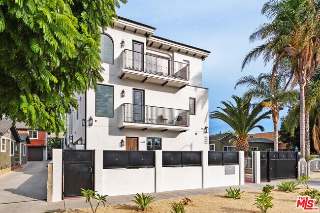 Building Photo - 2326 S Dunsmuir Ave