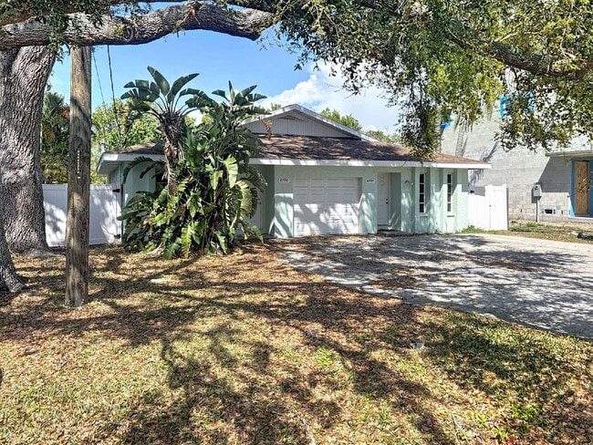 Building Photo - 10597 101st Ave