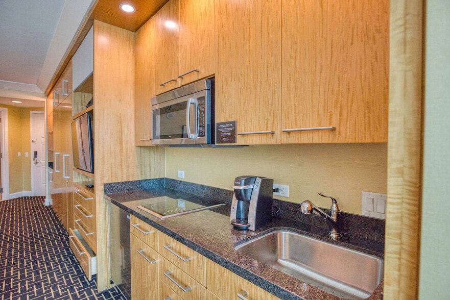 Building Photo - 2000 Fashion Show Dr