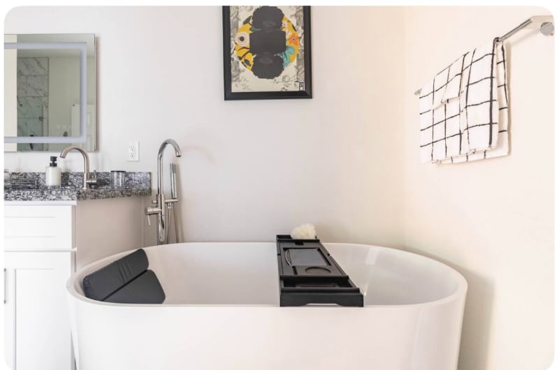 Primary Bathroom Tub - 4506 Aledo St