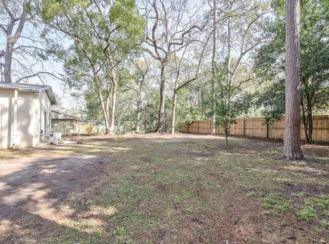Building Photo - 2093 Greenwood Dr